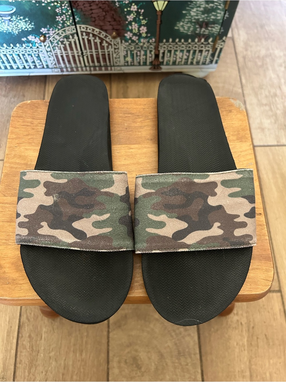 Women’s Camouflage Slide Sandals - Black/Green
